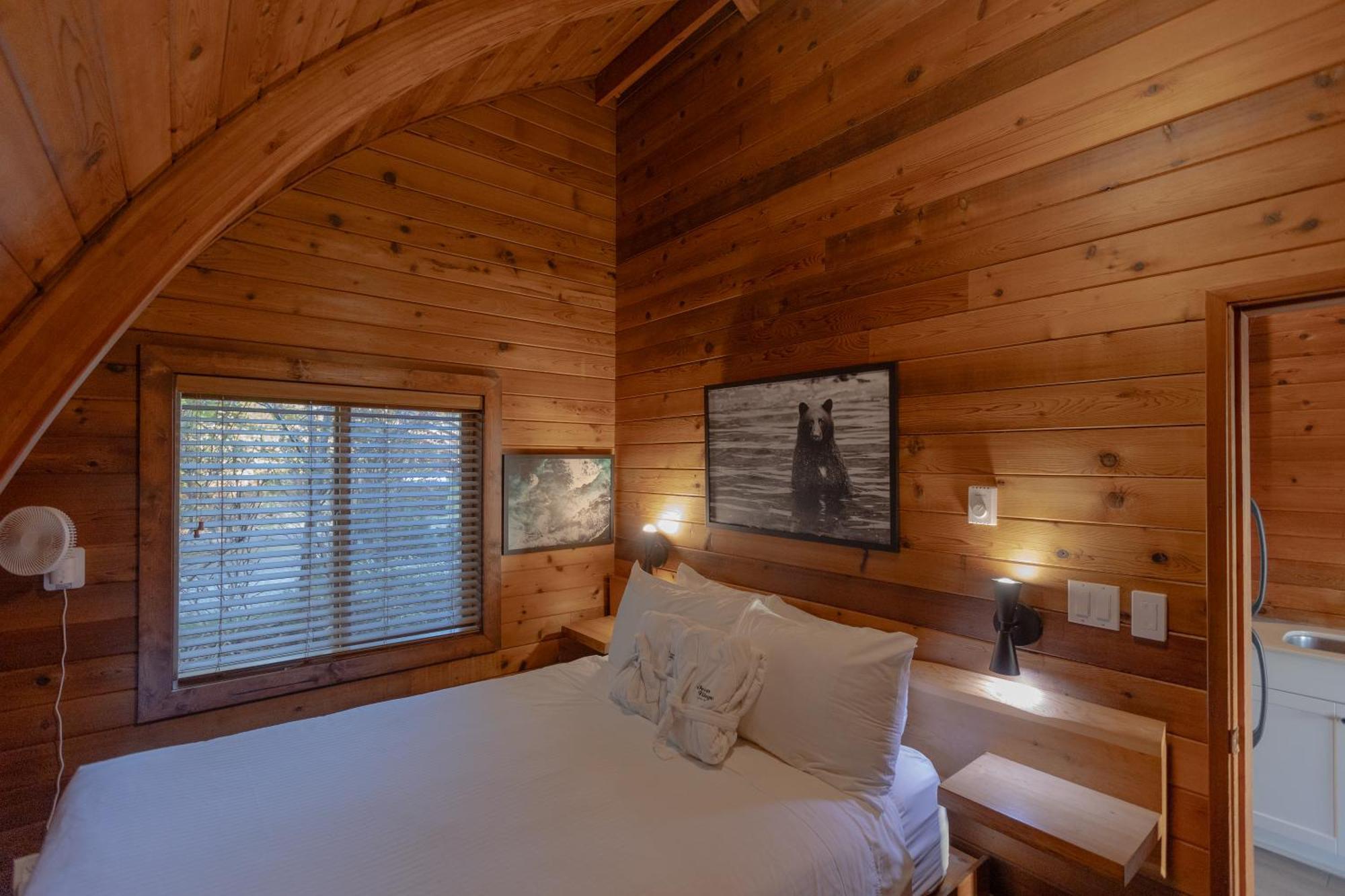 Ocean Village Resort Tofino Bagian luar foto